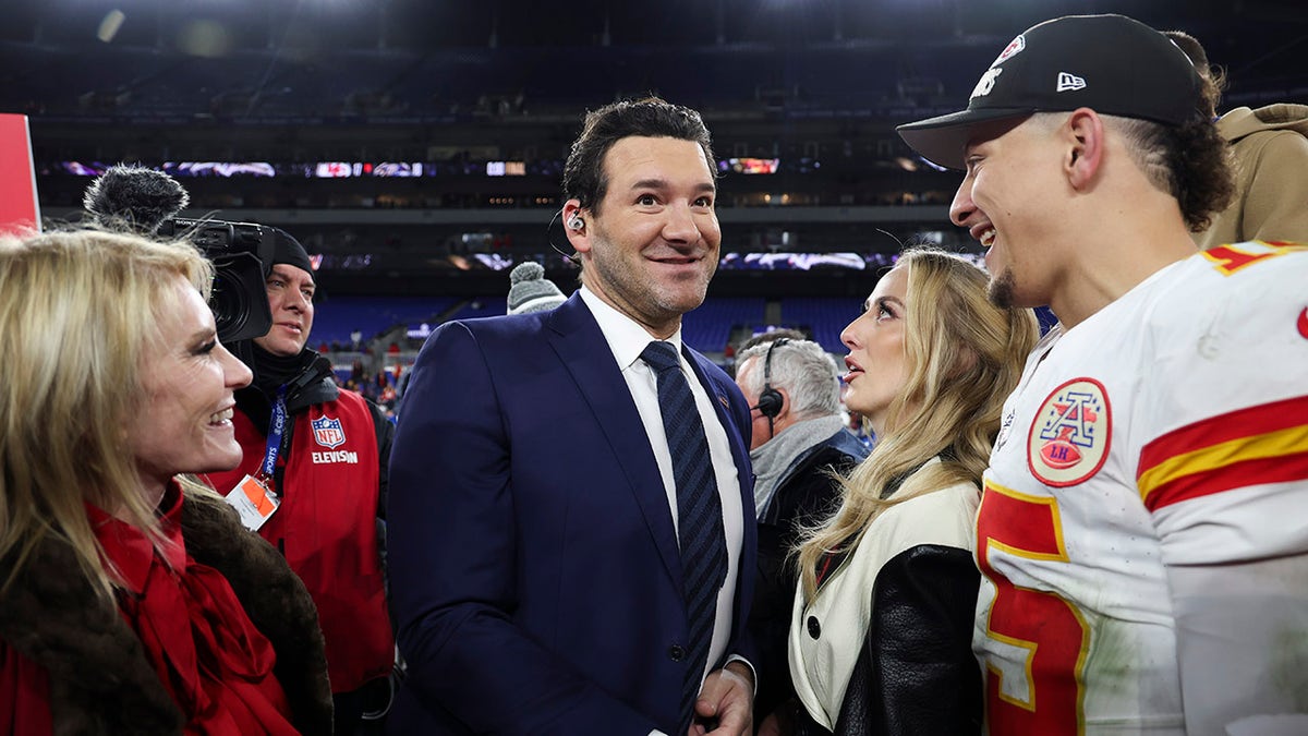 Tony Romo talks to Patrick Mahomes on the field