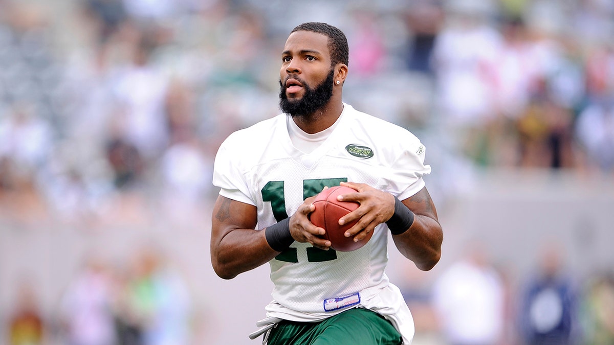 Braylon Edwards runs on field