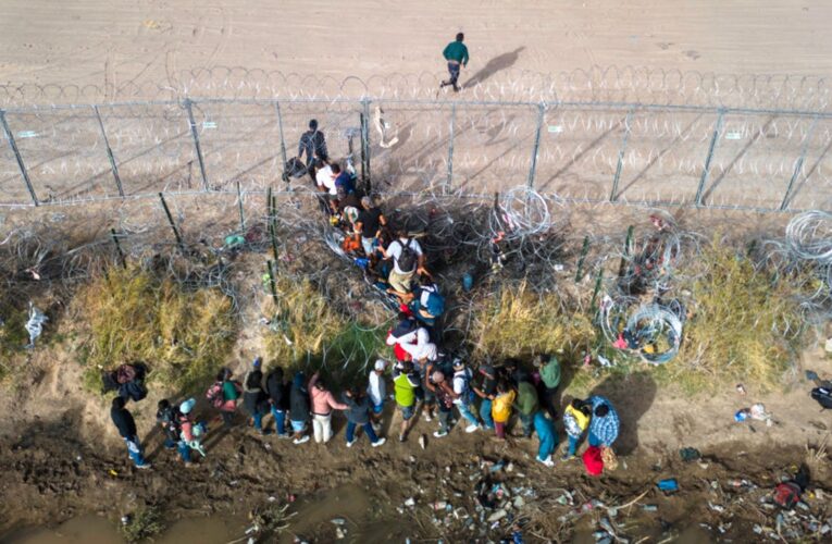 Illegal immigrants storm US border in El Paso, knock over guards amid standoff over Texas law