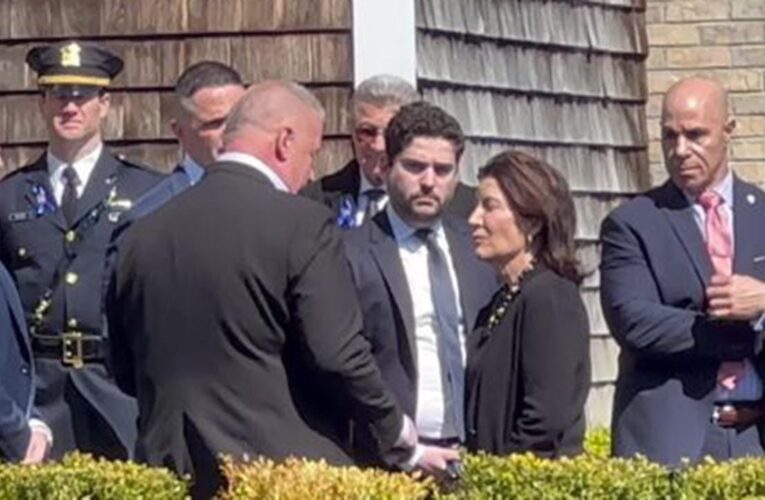 NY Gov. Kathy Hochul leaves NYPD Officer Jonathan Diller’s wake abruptly after 10 minutes; bystanders clap