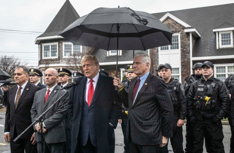 Trump, Attending Wake of Slain N.Y.P.D. Officer, Pushes Campaign Message on Crime