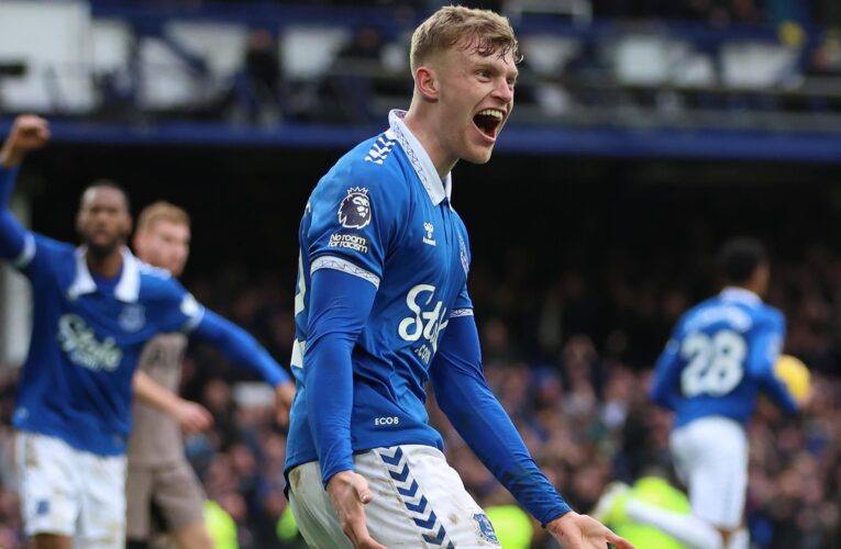 Man Utd want £75m Everton defender in summer reshuffle – Paper Round