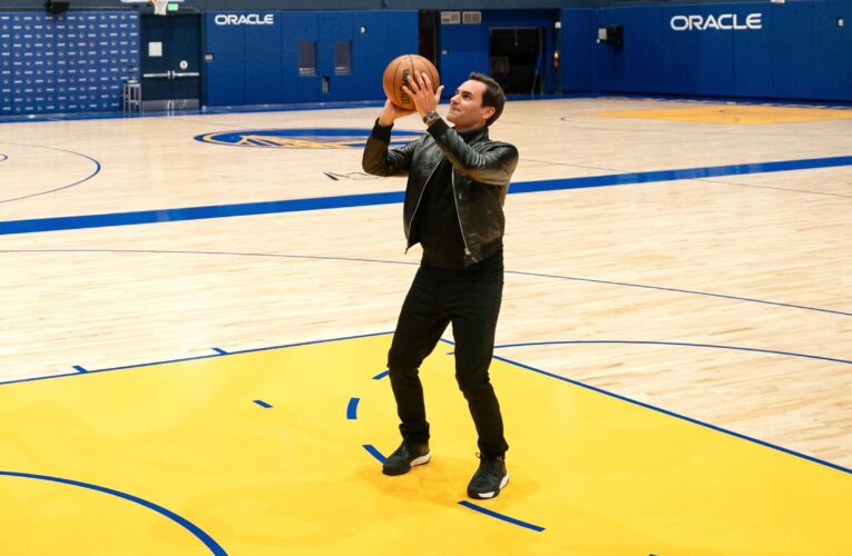 Roger Federer dazzles on basketball court in front of NBA superstar Steph Curry