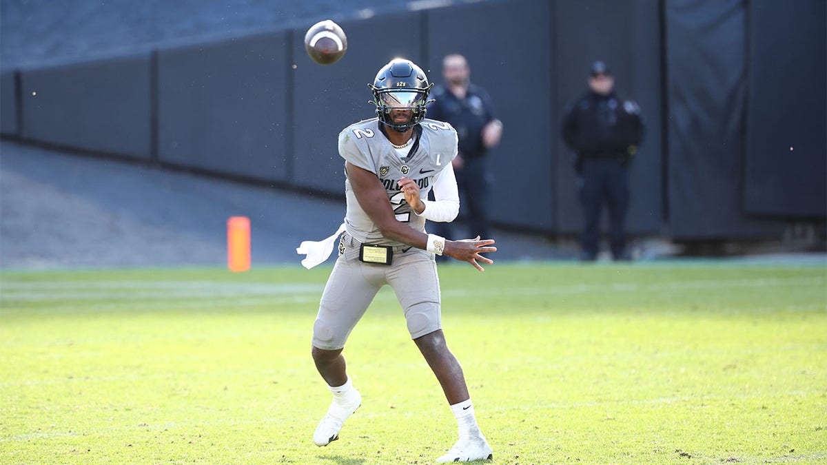 Shedeur Sanders throws