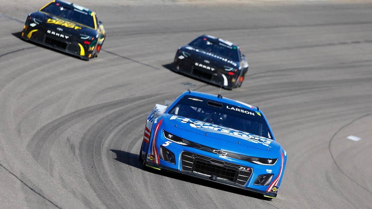 Kyle Larson holds off Tyler Reddick