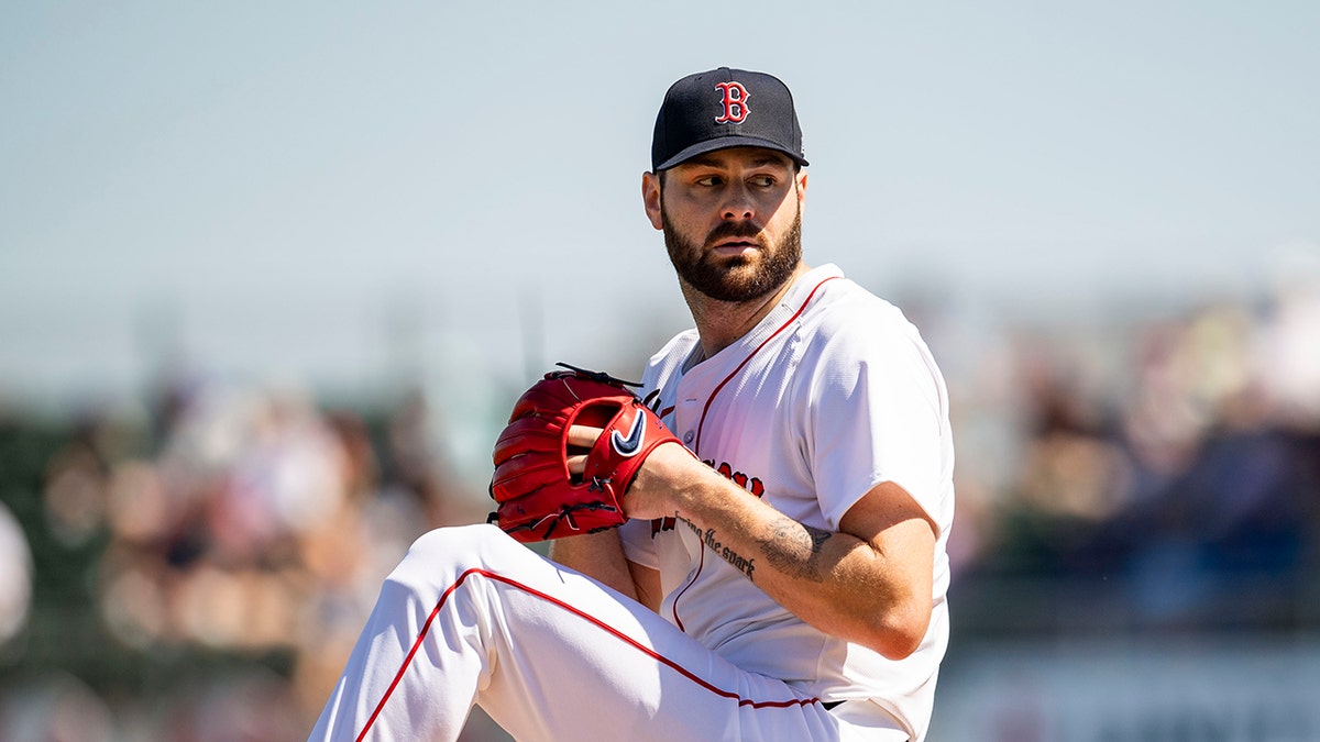 Lucas Giolito pitches