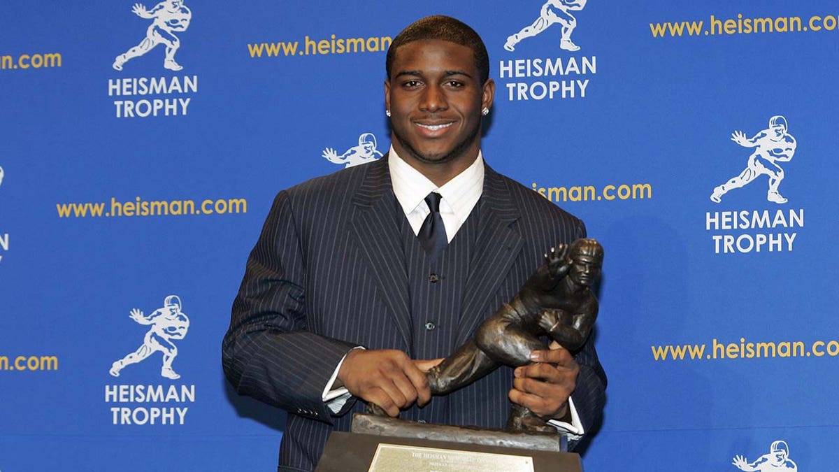 Reggie Bush holds the Heisman Trophy