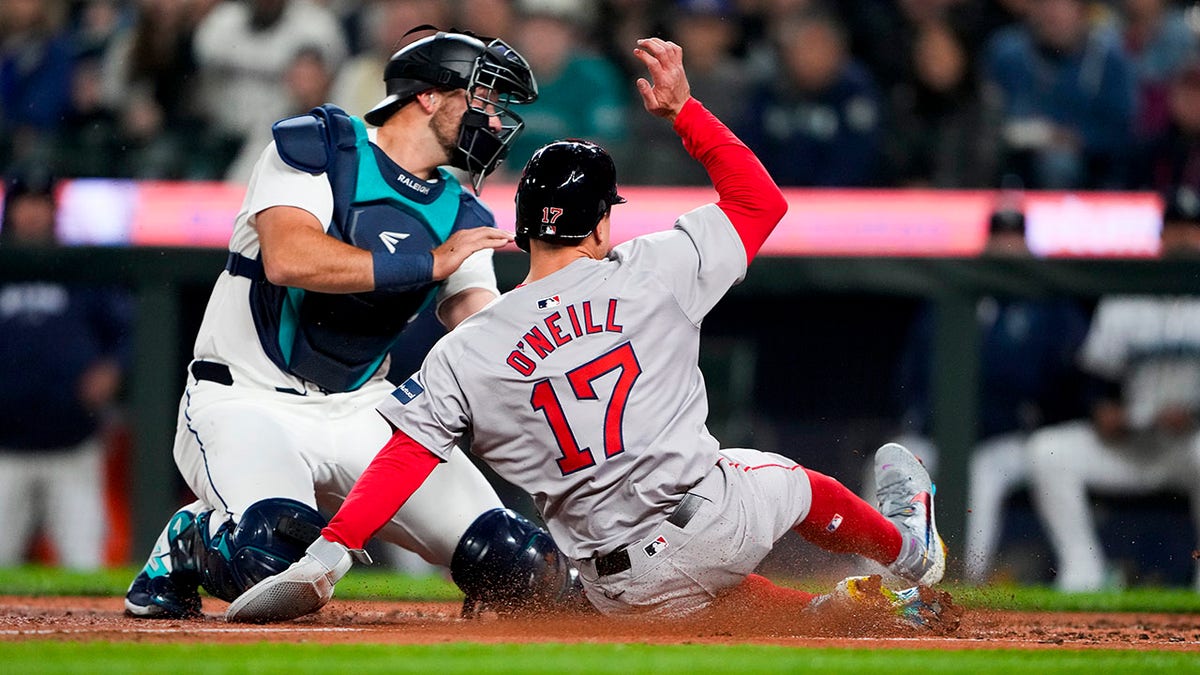 Tyler O'Neill scores a run