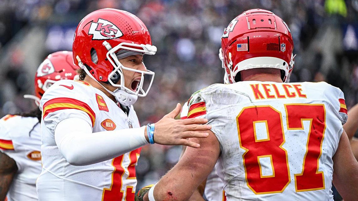 Patrick Mahomes and Travis Kelce celebrate