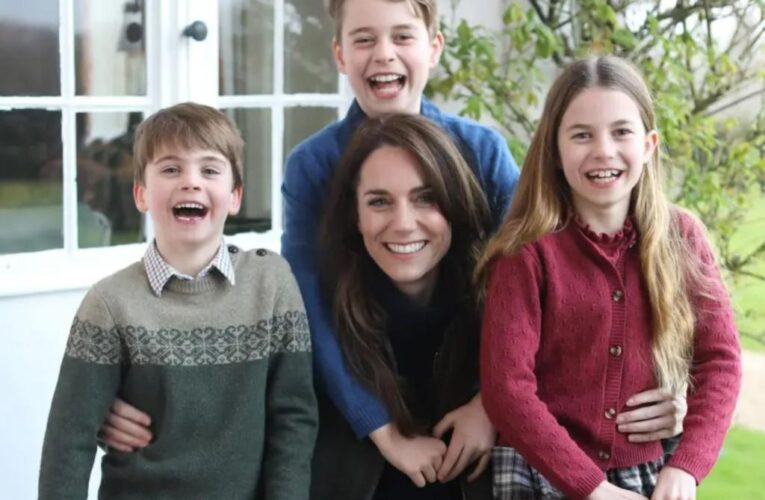 Kate Middleton poses for Mother’s Day family photo without wedding ring