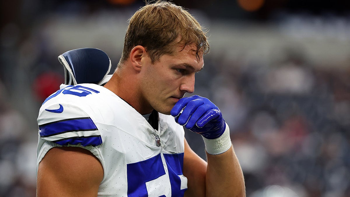 Leighton Vander Esch warms up before a game