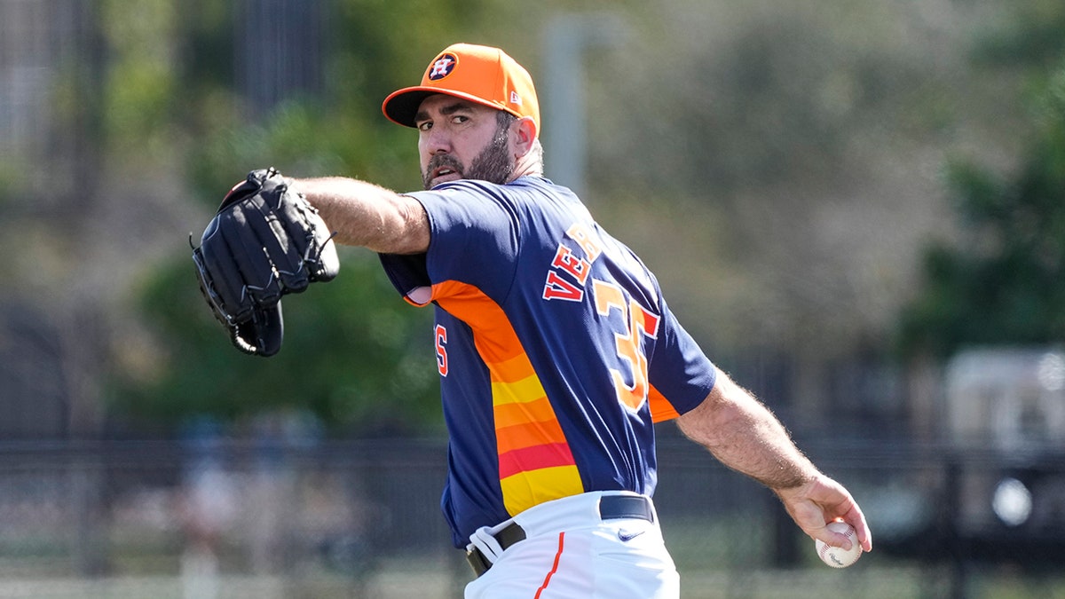 Justin Verlander warms up