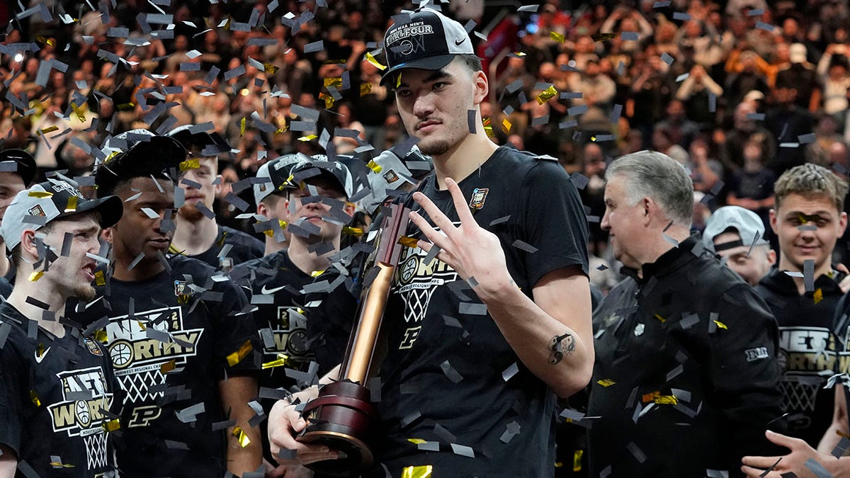 Zach Edey holds the trophy