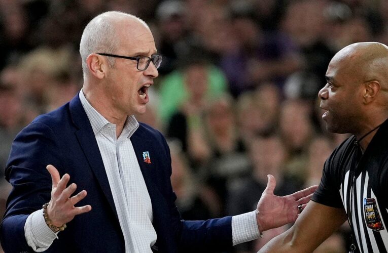 UConn’s Dan Hurley steps onto court to nudge his own player in bizarre move during national title game