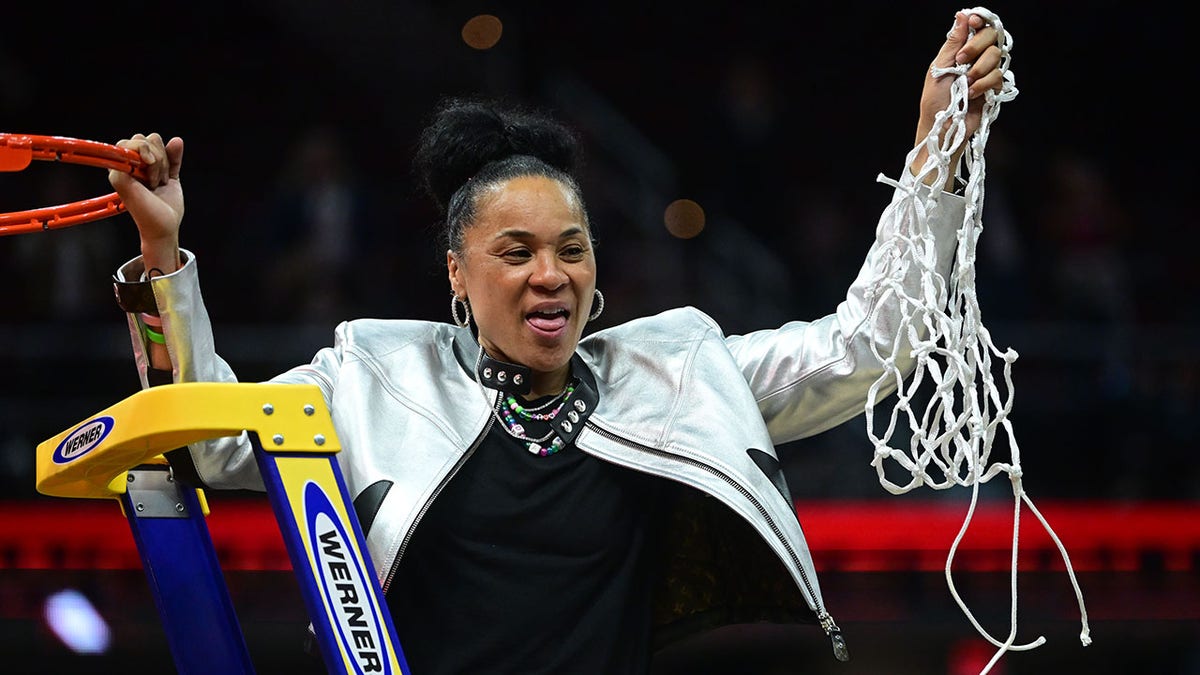 Dawn Staley on the ladder