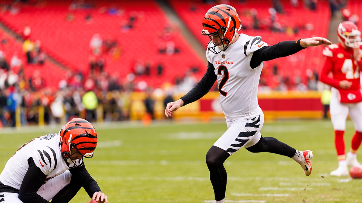 Evan McPherson kicks field goal