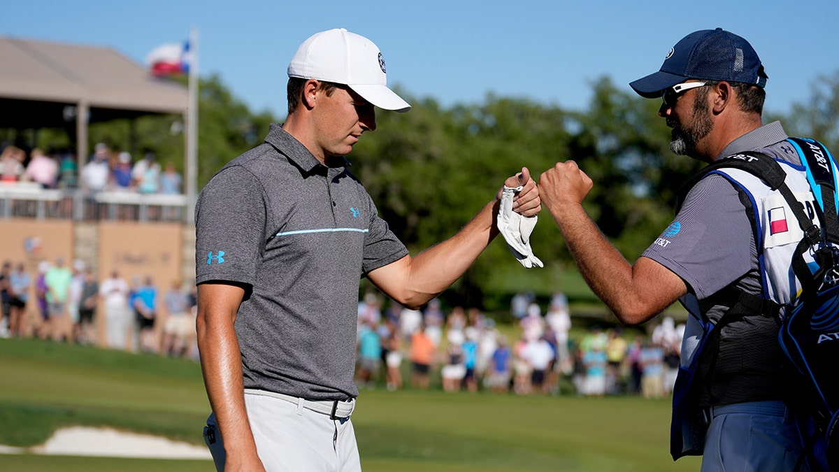 Jordan Spieth fist bump