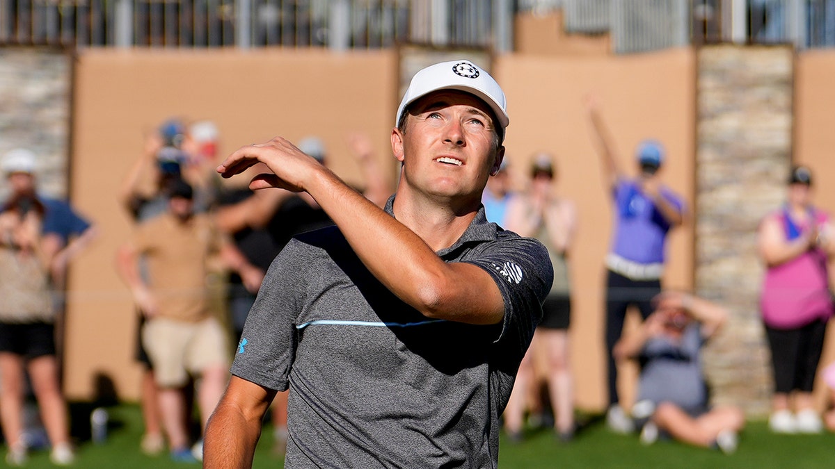 Jordan Spieth throws ball