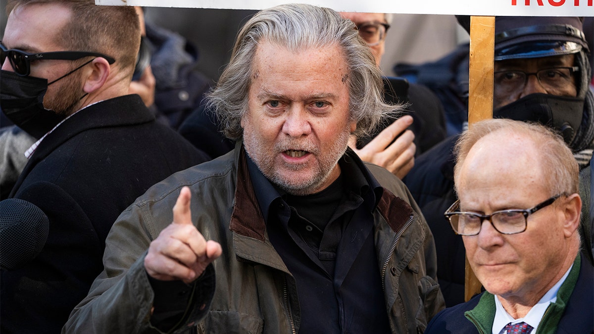 Steve Bannon wagging finger