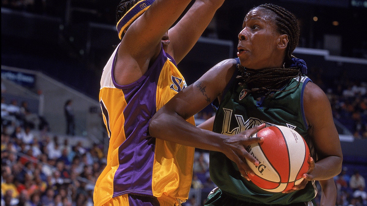 Val Whiting vs LA Sparks